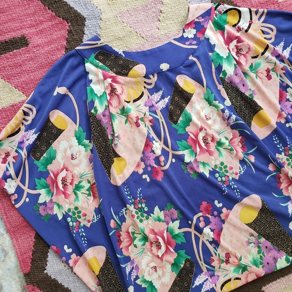 BCBG Max Azria Tulip Back Purple Floral Top - Picture 8 of 8